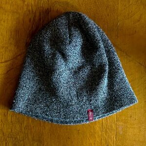 Levi's gray beanie winter hat, adult size L/XL 100% acrylic